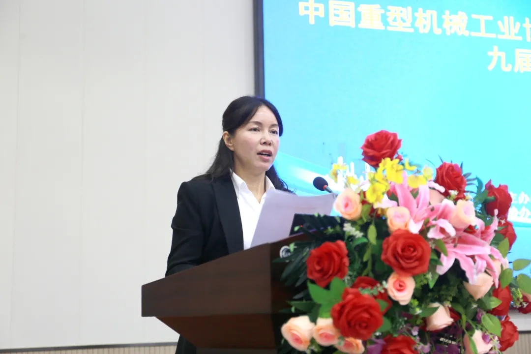 苗紅宣讀《關于表彰2019年度優(yōu)秀橋、門式起重機生產(chǎn)企業(yè)的決定》